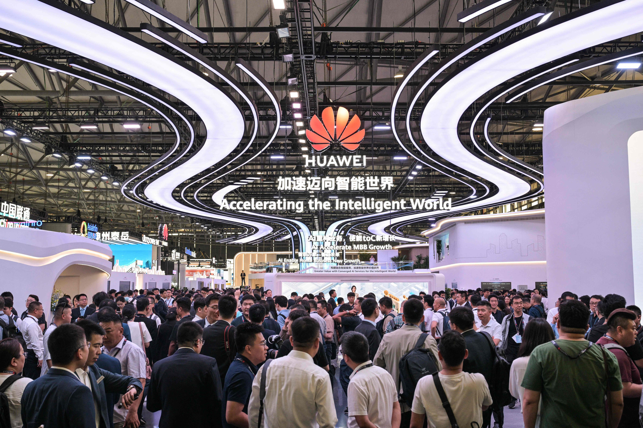 People visit the stand of Huawei during MWC at the Shanghai New International Expo Centre in Shanghai on June 18, 2025.[AFP/YONHAP]