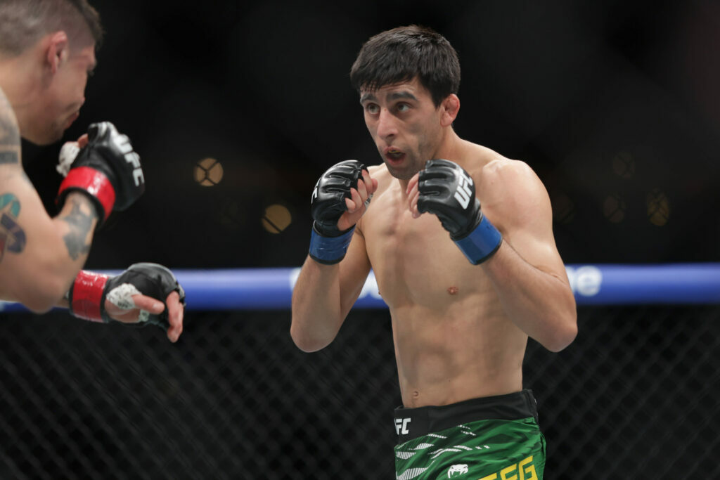 Fighters Overcome Chaos, Drama On Scales