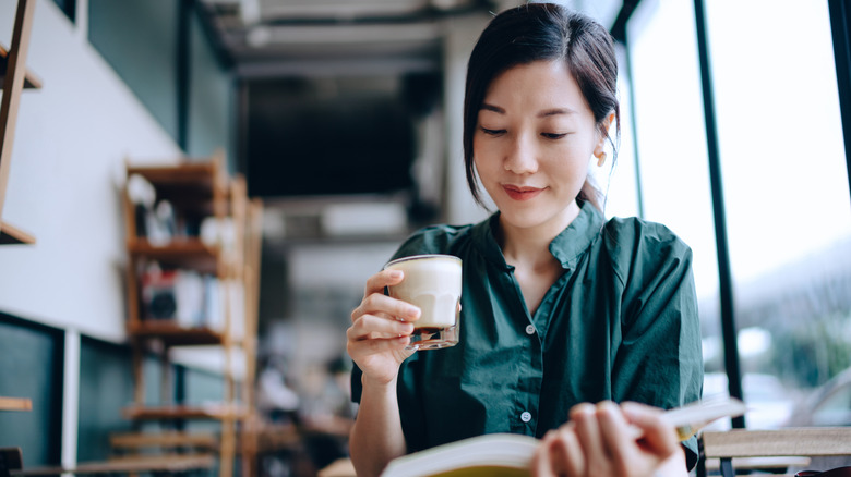 Woman reading in a coffee shop