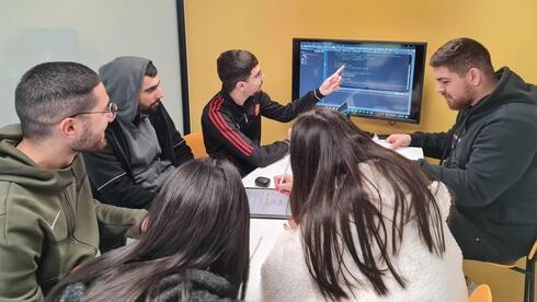 AI, layoffs leave computer science graduates struggling to find work