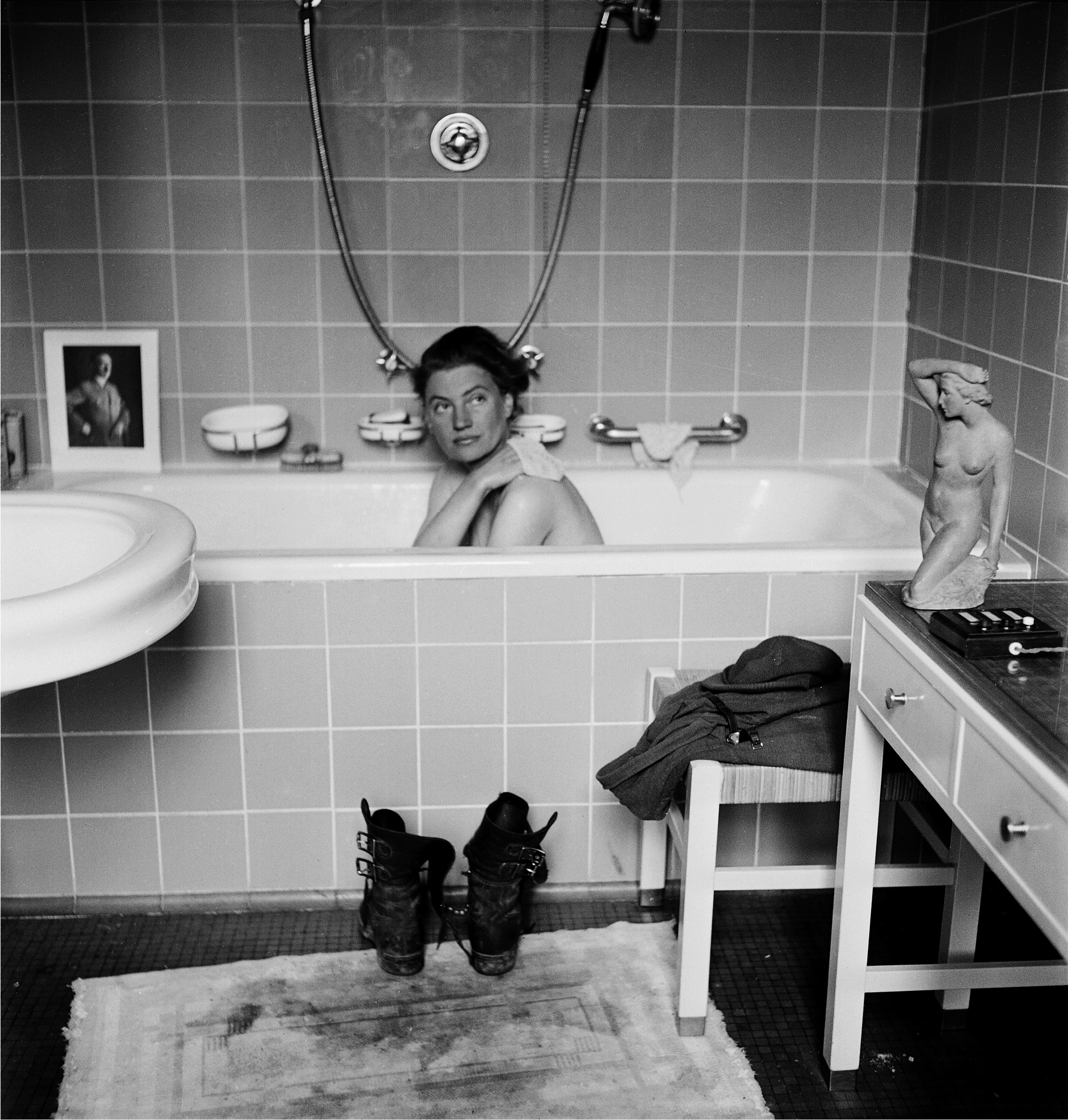 Lee Miller in Hitler's bathtub.