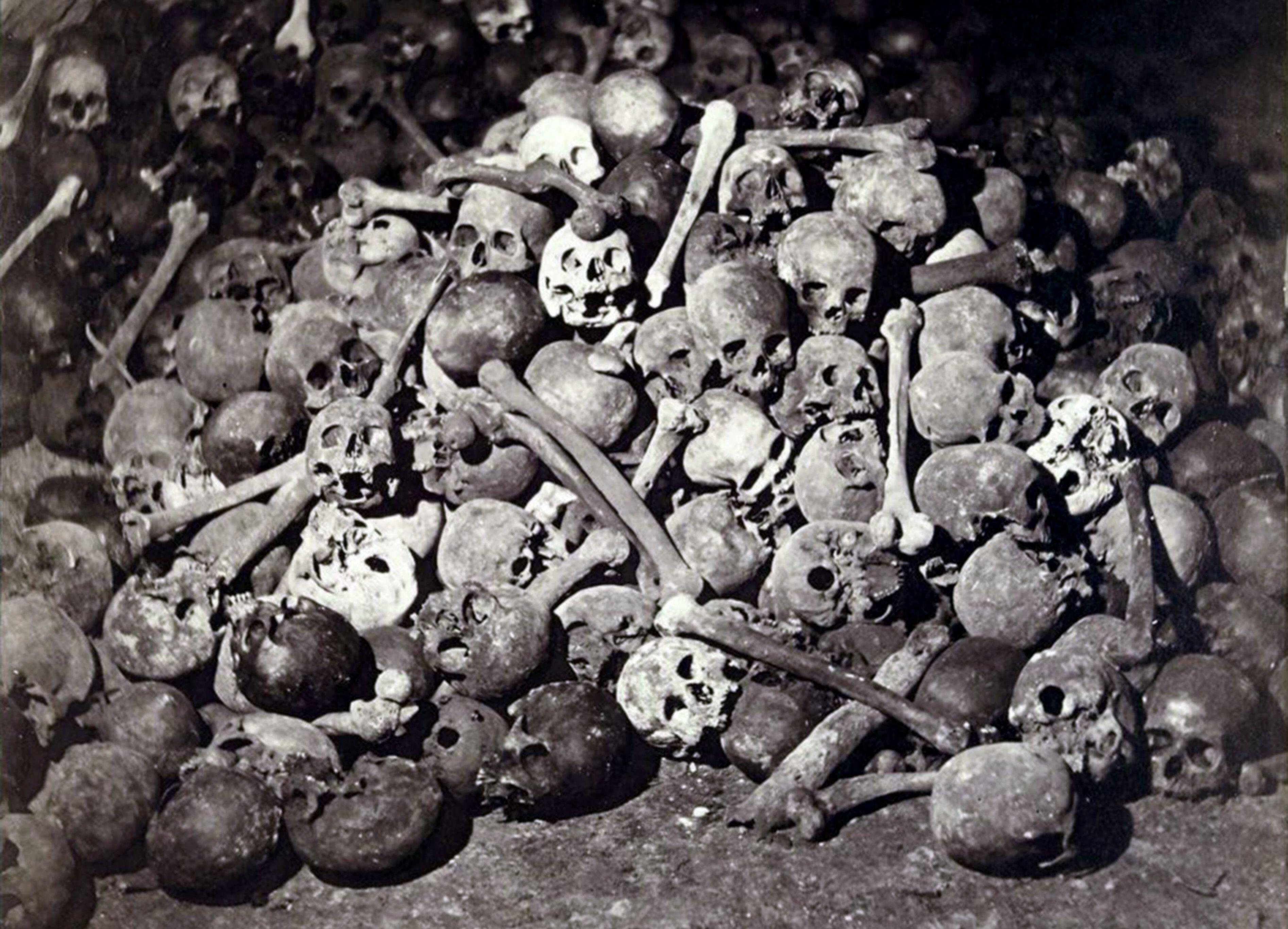 Photo of skulls and bones in the Paris Catacombs.
