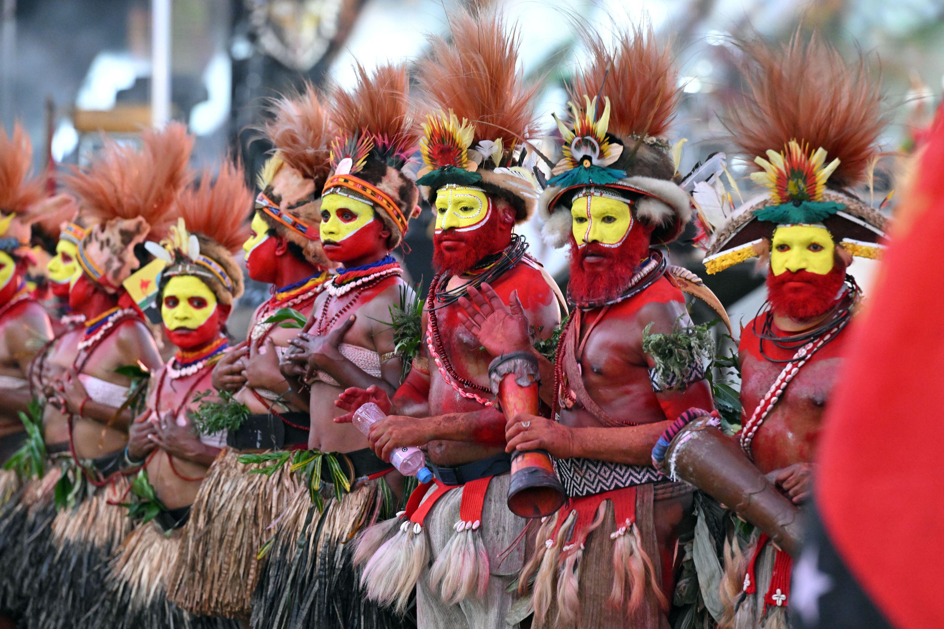Port Moresby, Papua New Guinea. 16th Sep, 2025. Papua New GuineaOs tribal groups perform their traditional dances at a Spectacular at Sir John Guise Stadium in Port Moresby, Papua New Guinea, Tuesday, September 16, 2025. Papua New Guinea celebrates 5