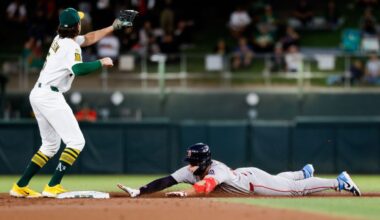 Hot-hitting Romy Gonzalez of Red Sox exits with sore knee