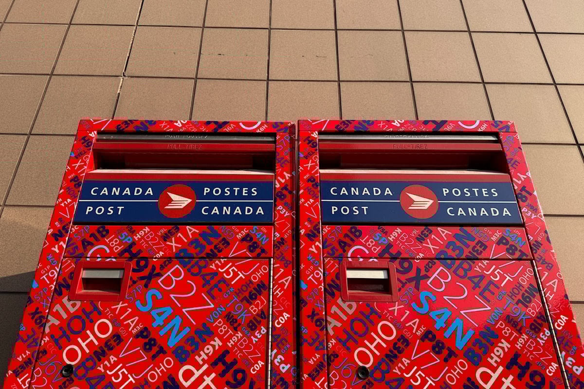 Workers stop delivering flyers as bargaining with Canada Post at standstill