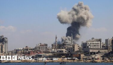 'Cataclysmic' situation in Gaza City, UN official says, as Israeli tanks advance