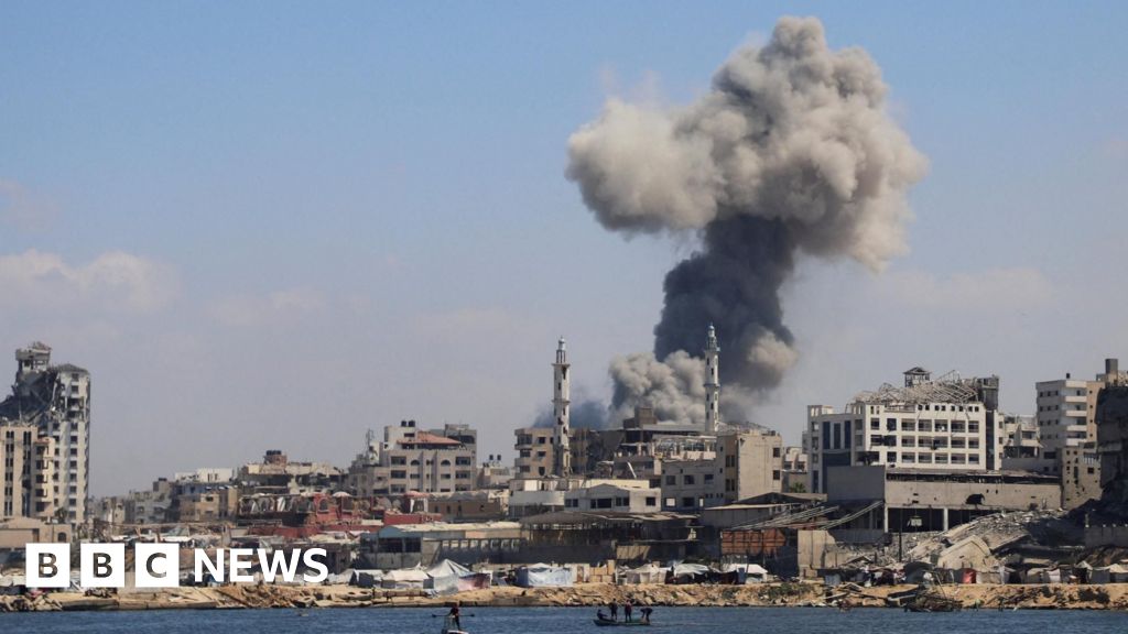 'Cataclysmic' situation in Gaza City, UN official says, as Israeli tanks advance