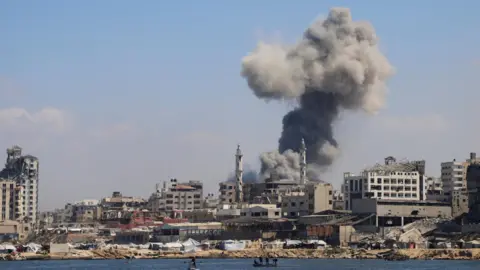 Reuters Smoke rises following Israeli strikes in Gaza City (18 September 2025)