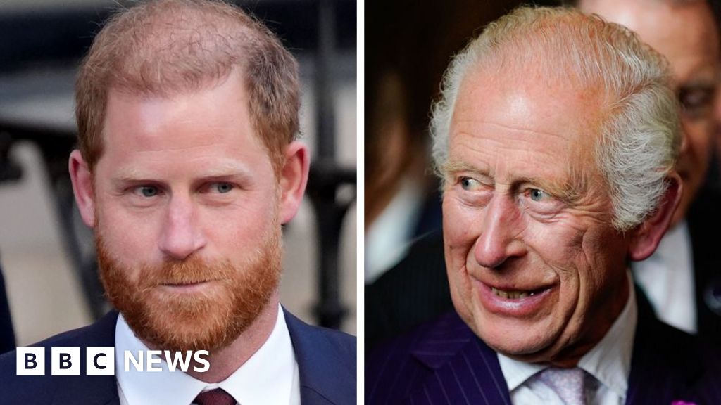 Harry enters Clarence House after reports he will meet King