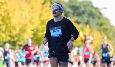 Pop star Harry Styles ran the Berlin Marathon incognito in just under three hours. Competing under the false name of Sted Sarandos, the 31-year-old British artist completed the 42-kilometer run through the German capital in 2:59:13. - facebook.com
