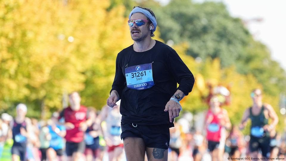 Pop star Harry Styles ran the Berlin Marathon incognito in just under three hours. Competing under the false name of Sted Sarandos, the 31-year-old British artist completed the 42-kilometer run through the German capital in 2:59:13. - facebook.com