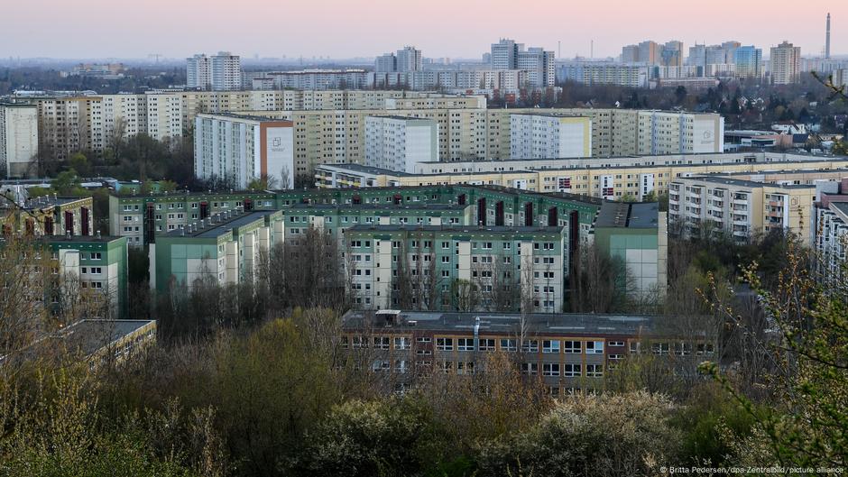 East Germany's divisive Plattenbau back in spotlight – DW – 09/13/2025