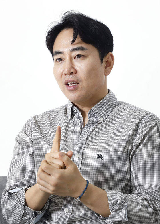 Hanteo Global CEO Kwak Young-ho speaks during an interview with the Korea JoongAng Daily in August at the company's headquarters in southern Seoul. [PARK SANG-MOON]