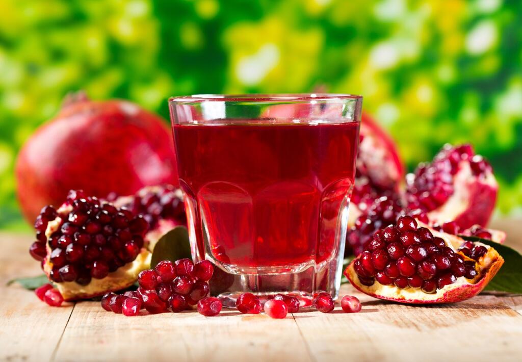 Pomegranate juice. One cup, many benefits 