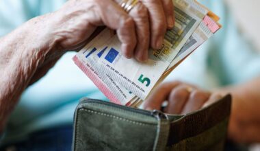 ‘Keep calm and carry cash’: Banknotes at home are key to preparing for crises like war, study shows - CTV News