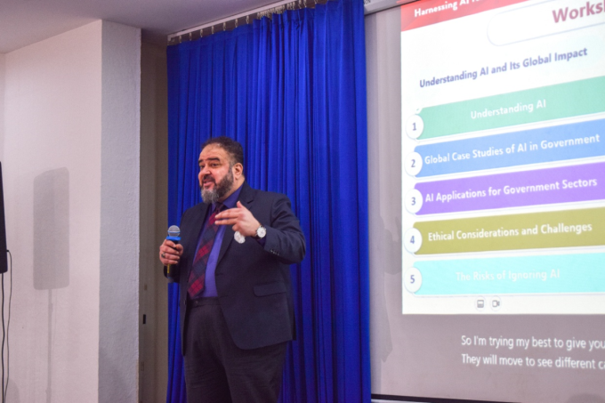 Assoc. Prof. Ali Al-Dulaimi led the training course on Applying Artificial Intelligence (AI) in Public Administration Services, organized by the Ho Chi Minh City Department of Foreign Affairs and BUV in 2024. Photo courtesy of BUV