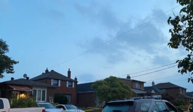 Man stabbed by suspects attempting to steal car near Dufferin and Rogers: Toronto police