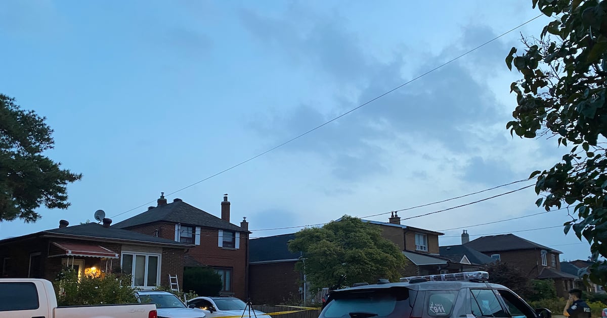 Man stabbed by suspects attempting to steal car near Dufferin and Rogers: Toronto police