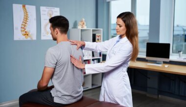 Cet ostéopathe recommande deux exercices simples et sans matériel pour soulager le dos voûté. Idéal pour ceux qui passent de longues heures devant l'ordinateur