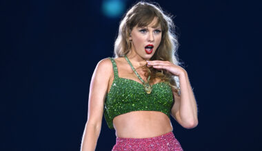 LONDON, ENGLAND - AUGUST 15: (EDITORIAL USE ONLY. NO STANDALONE PUBLICATION USE (NO SPECIAL INTEREST OR SINGLE ARTIST PUBLICATION USE; NO BOOK USE)) Taylor Swift performs onstage during "Taylor Swift