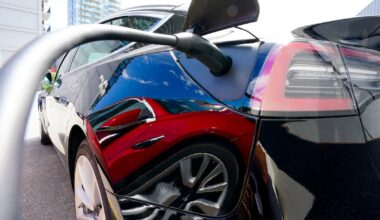 Electric vehicle sales drop as Canadians embrace hybrids: StatCan - CTV News