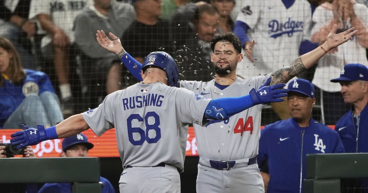 Kiké Hernandez hits go-ahead double in 9th to lift Los Angeles Dodgers past Seattle Mariners