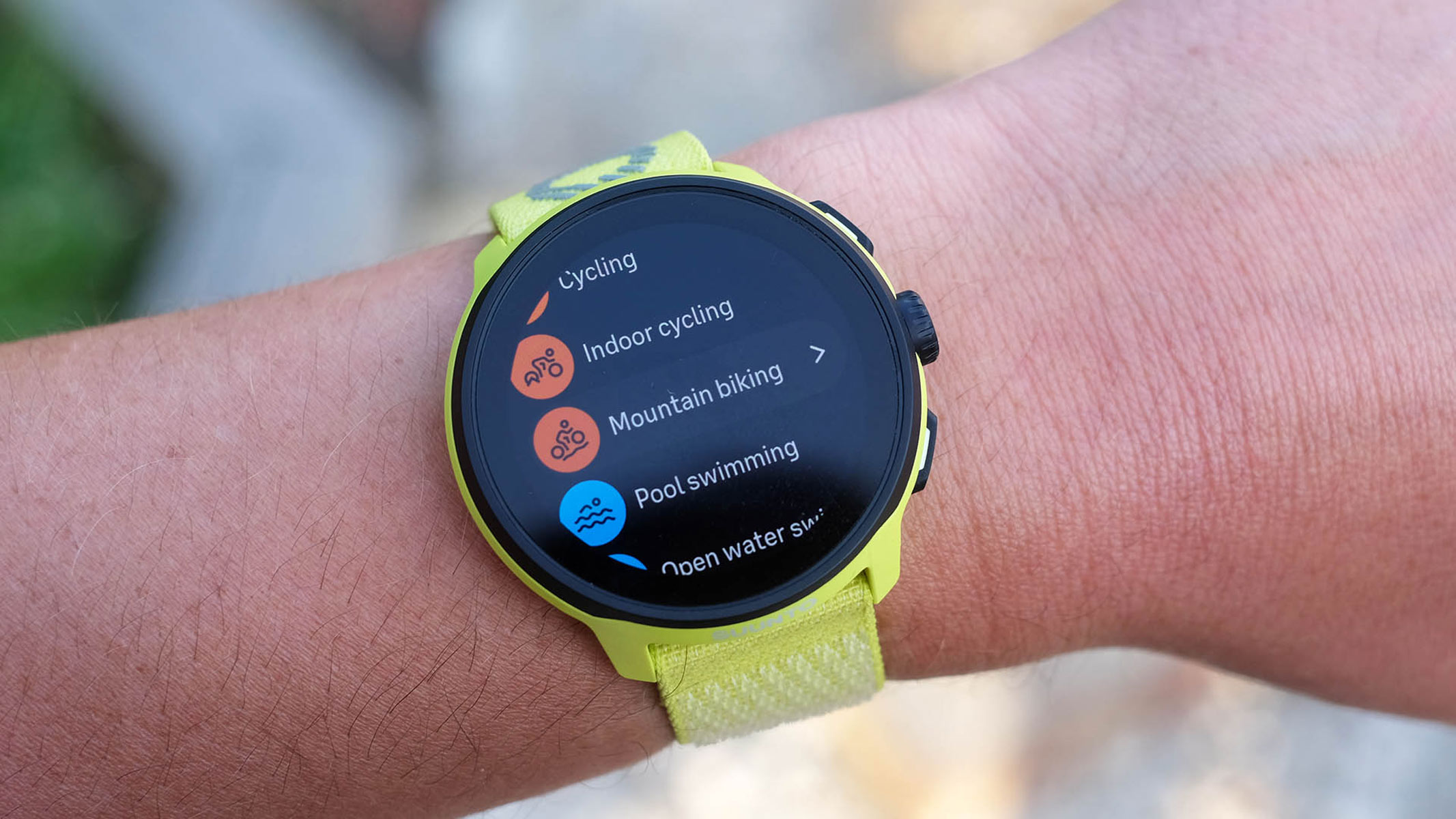 A close-up picture of the workout selection screen in the Suunto Run watch