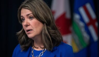 Salaries or staff: Premier says tight budget means teachers face stark choice in bargaining