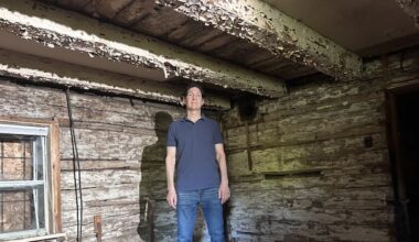 Local history buffs race to save centuries-old log cabin north of Toronto from demolition