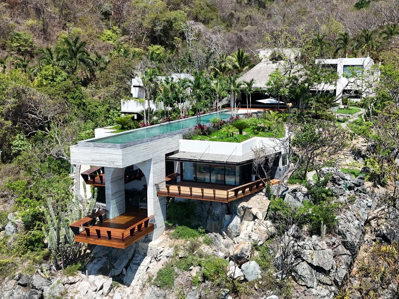 Floating Above The Pacific: Casa Yuri’s Dramatic Clifftop Design Redefines Mexican Coastal Living