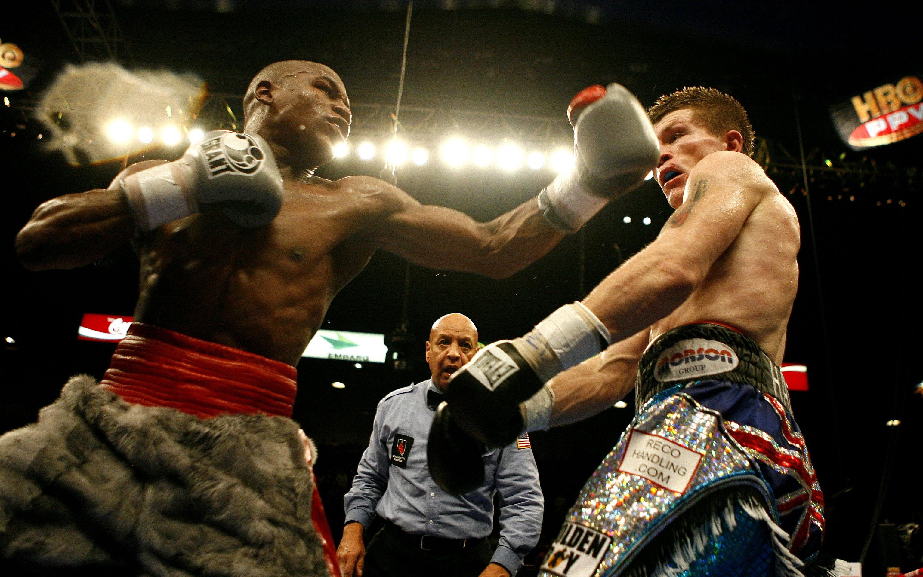 Floyd Mayweather Jr, right, inflicted Hatton’s first professional defeat in December 2007