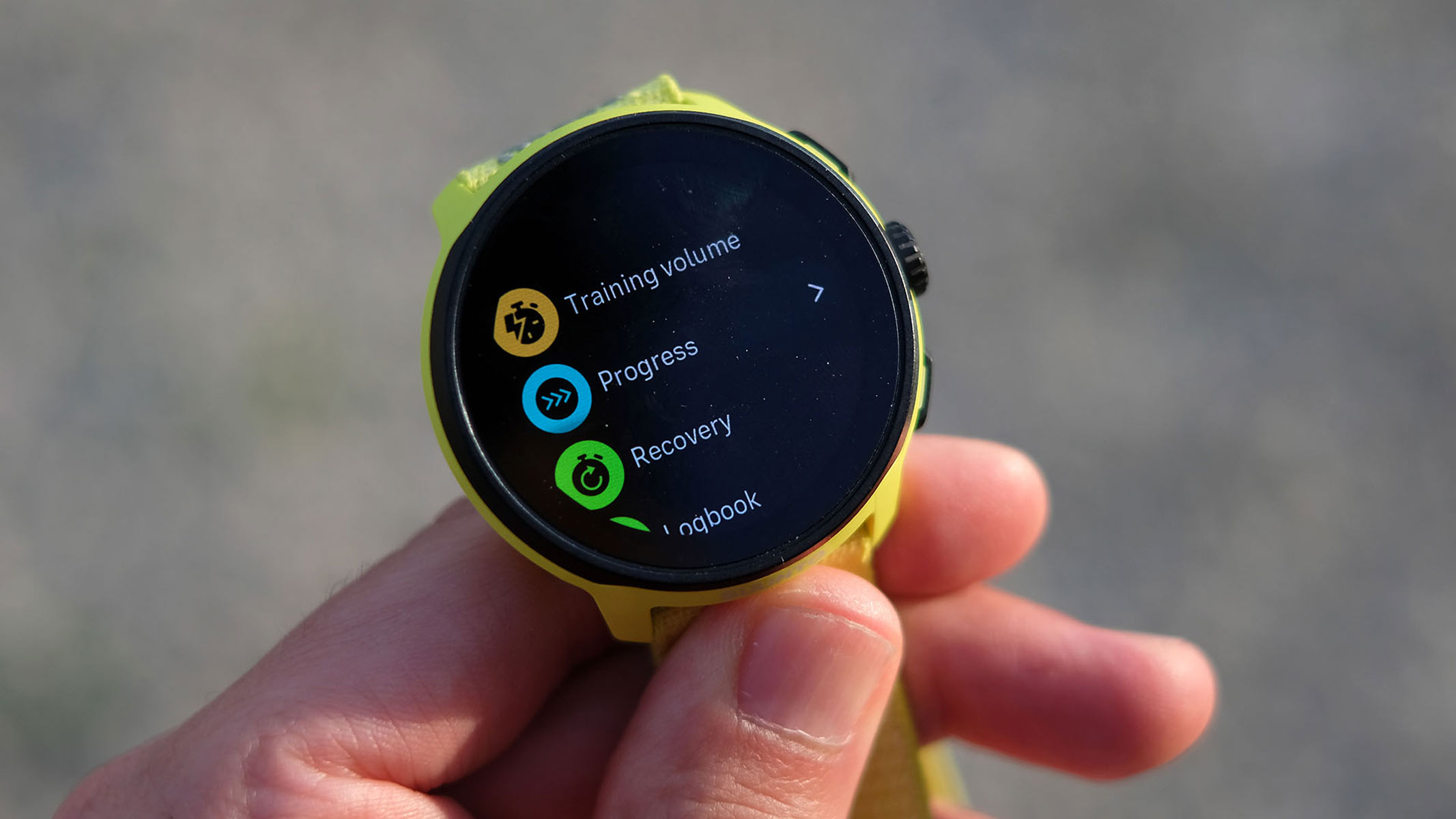 A close-up picture of the workout stats in the Suunto Run watch