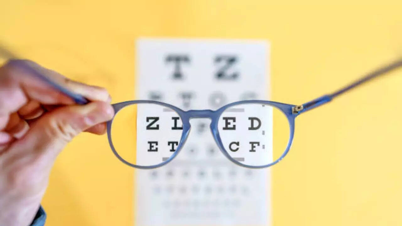 How does presbyopia affect the eyes?