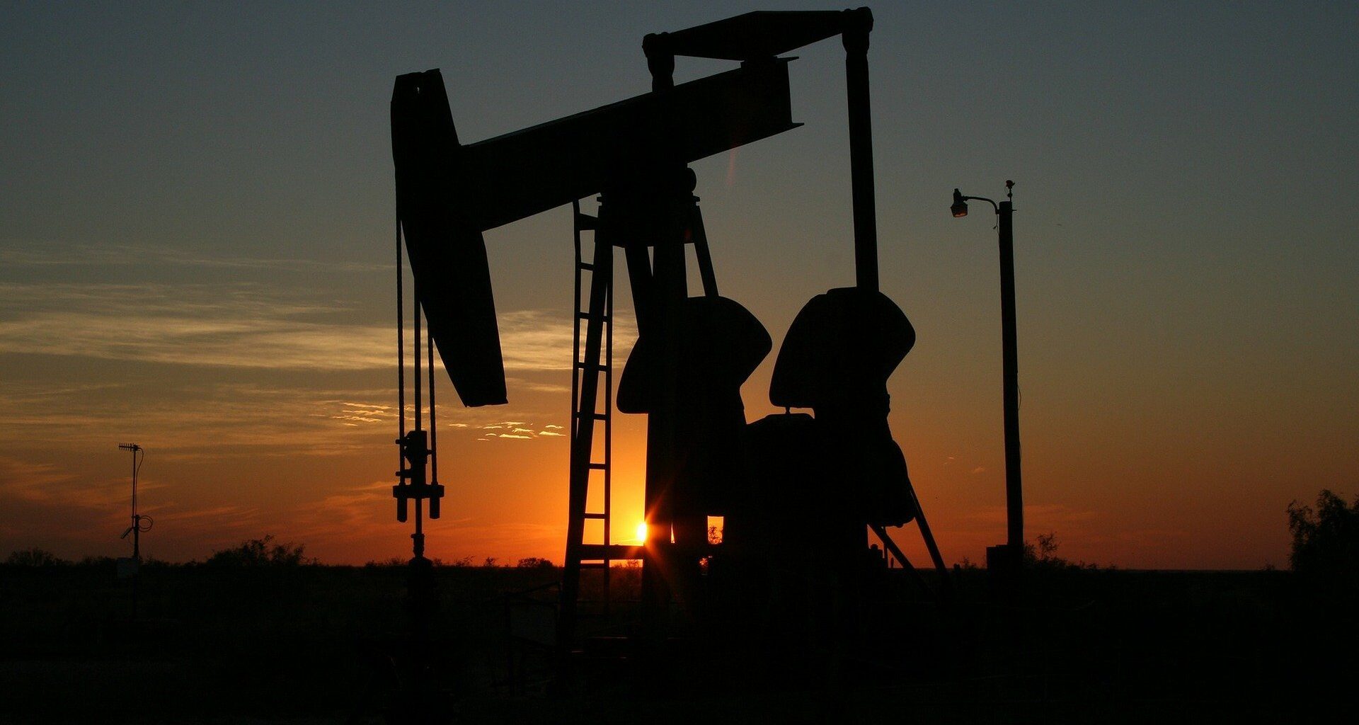 WTI Oil Rallies 1% and Eyes Break of Key Confluence Level. Could a Rally to $70/Barrel Finally Materialize?