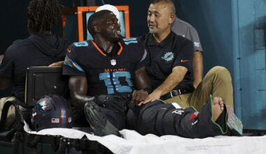 Dolphins' Hill dislocates knee on MNF