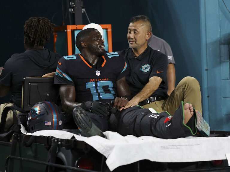Dolphins' Hill dislocates knee on MNF