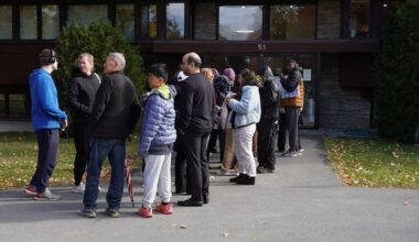 Hundreds line up at Kanata health clinic for chance at a new doctor