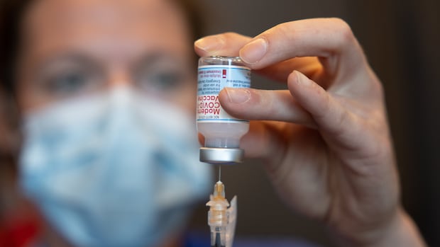 Some Albertans frustrated, Health Link overwhelmed as COVID-19 shots roll out to general public