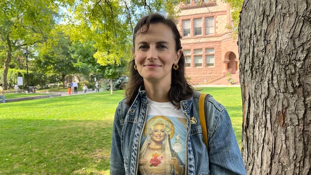 This woman had to campaign to find a liver donor. Transplant docs say there should be a better way