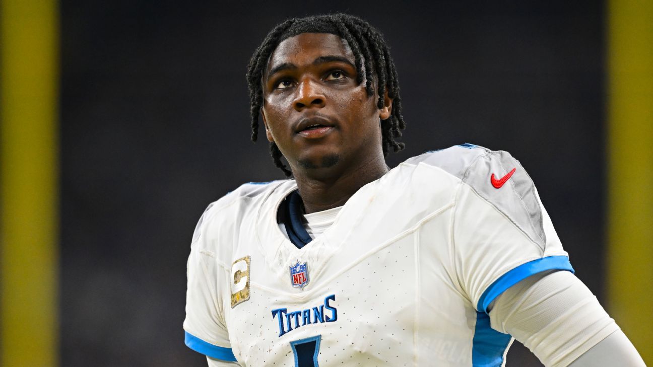 Titans' Cam Ward leans on Peyton Manning through turnover issues