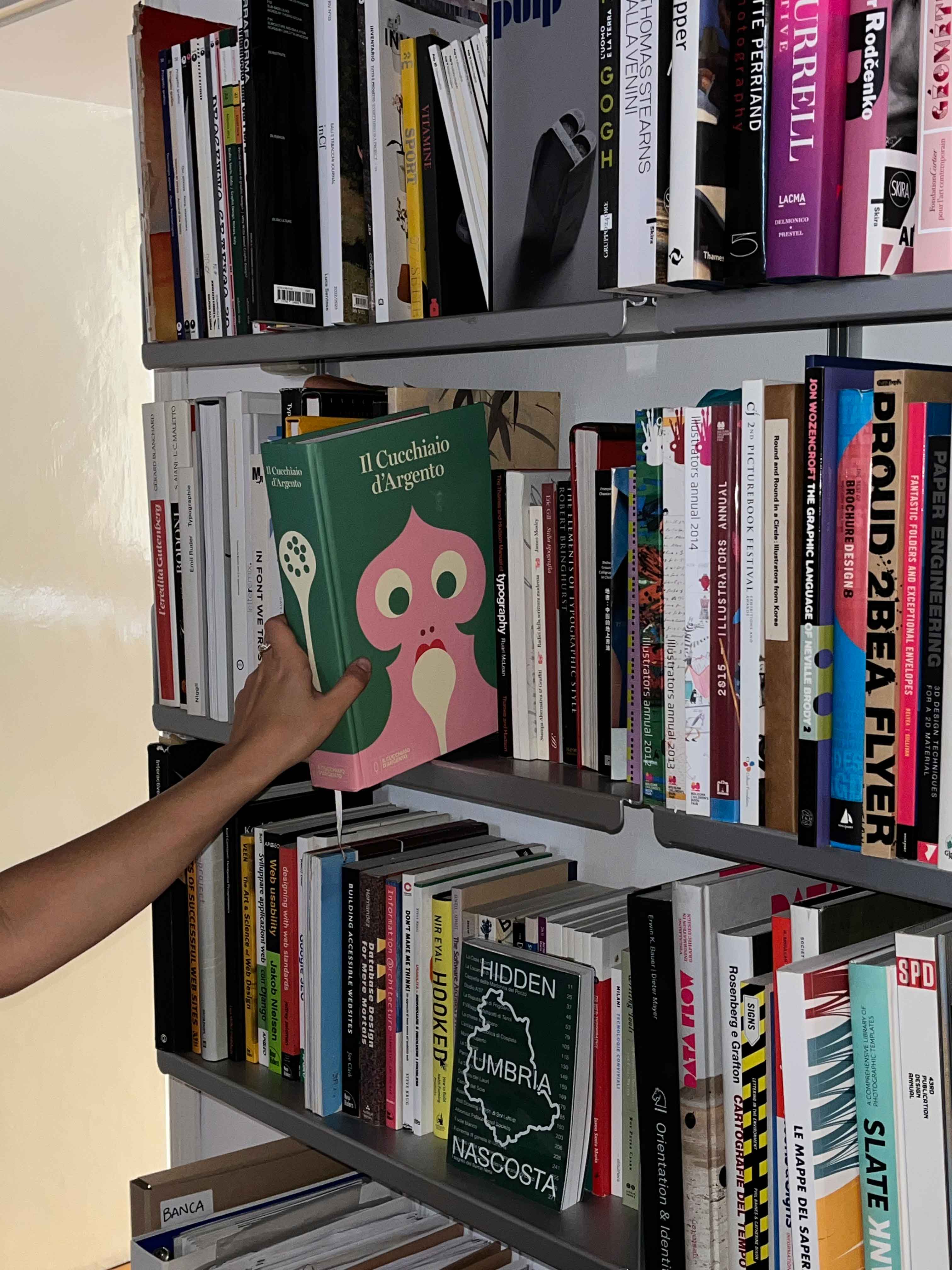 Book Il Cucchiaio d'Argento on a bookshelf