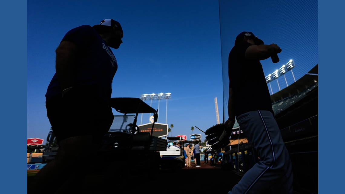 Dodgers manager Dave Roberts had flight delay getting home from Toronto after World Series Game 2
