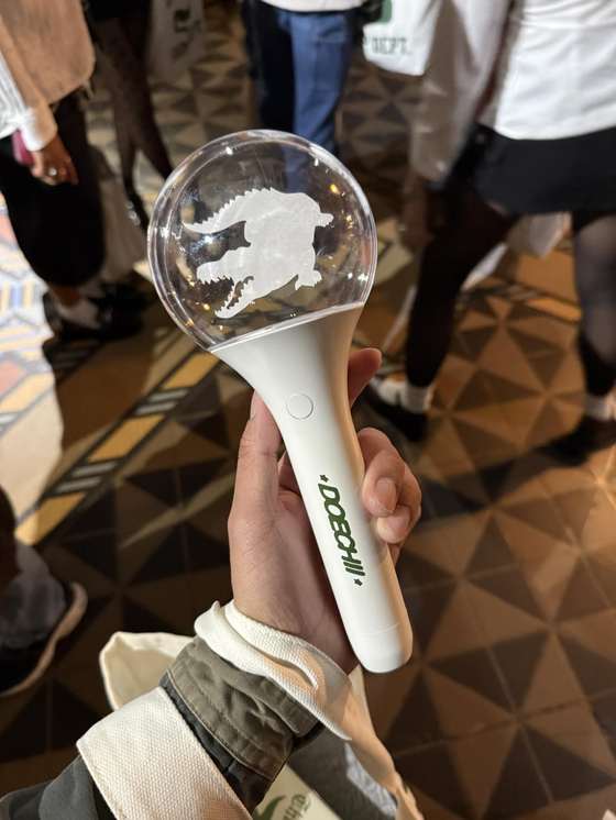 Doechii's official lightstick, sold as part of the concert merchandise for the rapper's ″Live from the Swamp″ tour, posted by X user @12ANGELSRISE [X/SCREEN CAPTURE]