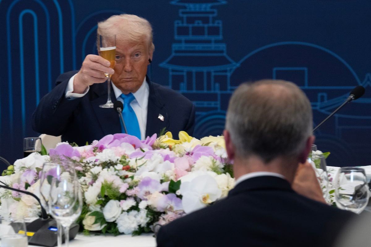 Trump, Carney appear to exchange pleasantries at APEC summit dinner
