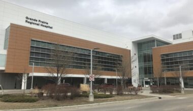 Alberta healthcare workers to hold strike vote