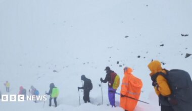 Mount Everest: Rescue under way after hundreds trapped on Tibetan slopes