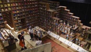 Why is Malaysia banning more books? – DW – 10/02/2025