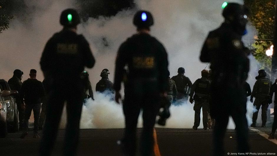 Judge blocks Trump's attempts to deploy troops to Portland – DW – 10/06/2025