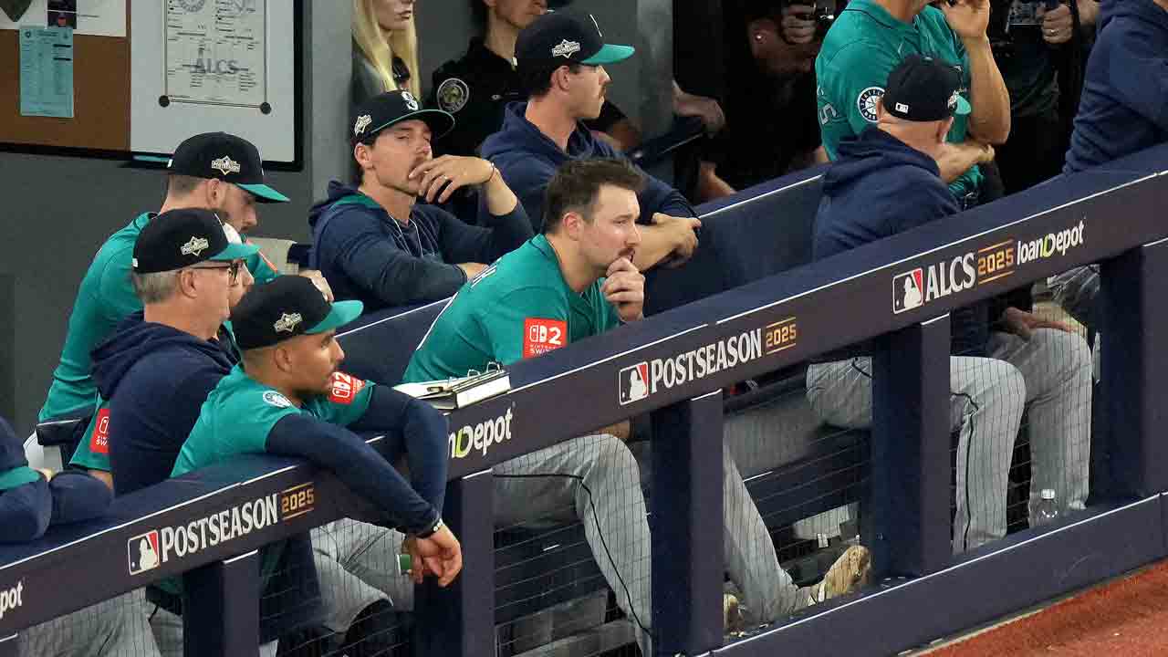 Mariners waste late lead, remain only team without World Series trip