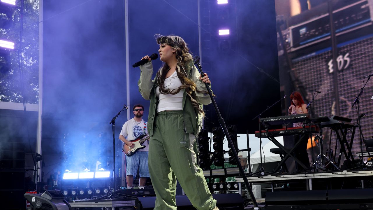 Lola Young Announces Career Hiatus Post-Stage Collapse: "It Hurts Me"